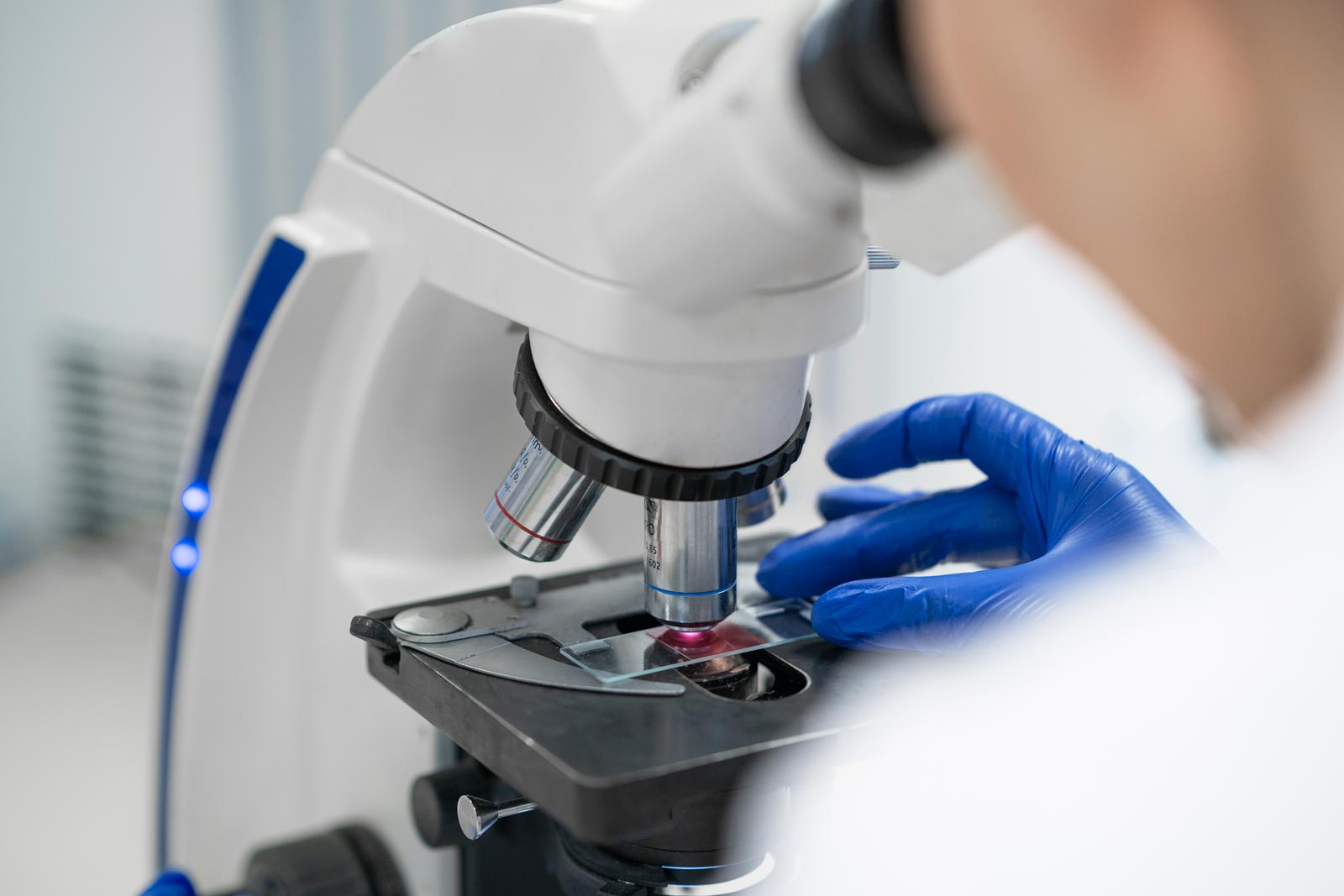 doctorperformingmedicalresearchlab